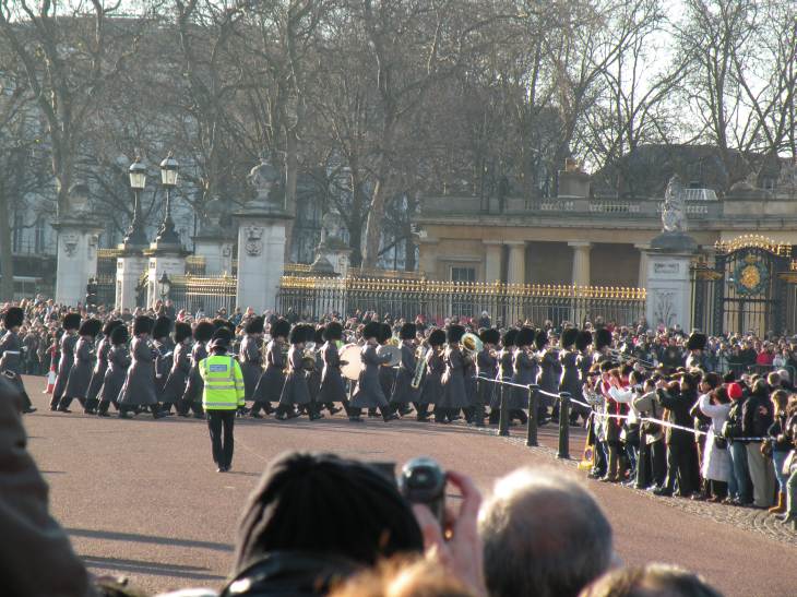  défilé de gardes devant le palais de Buckingham